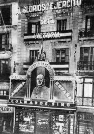 fotografia de la  façana d'un carrer de Barcelona per la visita de Franco